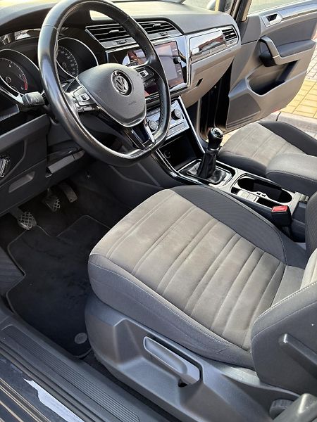 Volkswagen Touran (2018) 2.0 TDi Highline - fotka 9 z 16