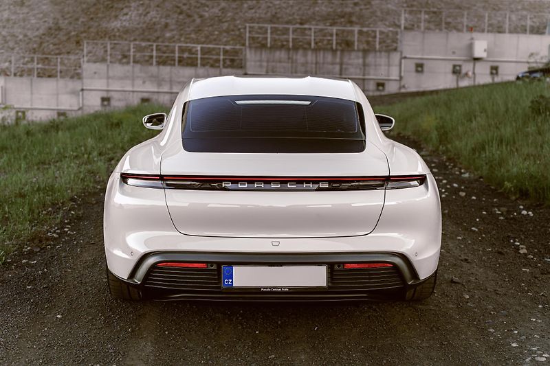Porsche Taycan (2023) 4S - 7000 KM - VZDUCH, BOSE - fotka 6 z 39