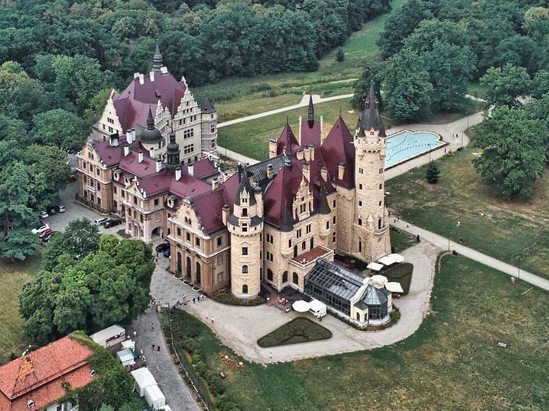 Celý zámek má přesně 99 věžiček. Uvnitř je 365 pokojů o celkové ploše 7 000 metrů čtverečních.
