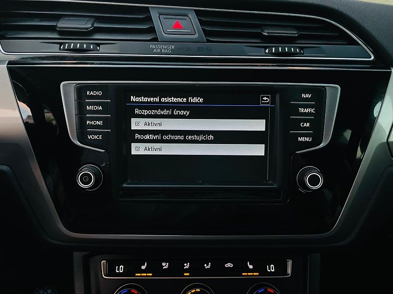 Volkswagen Touran 1.6TDI MAN 7MÍST LED SERVISKA - fotka 37 z 45