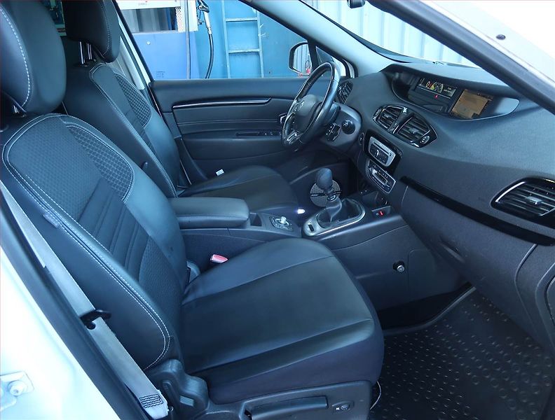 Renault Grand Scénic (2015) 1.6 dCi, 7 míst, Navi, Xenony - fotka 9 z 26