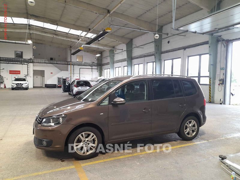 Volkswagen Touran (2014) 2.0TDi, AC, park.čidla - fotka 1 z 3