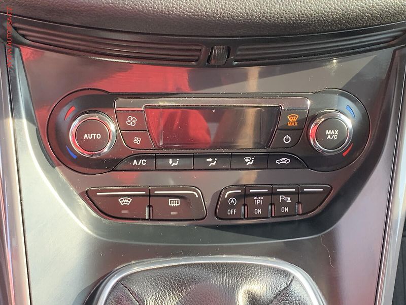 Ford Kuga (2015) 1.5 EB, AC, TZ, park.čidla - fotka 16 z 19