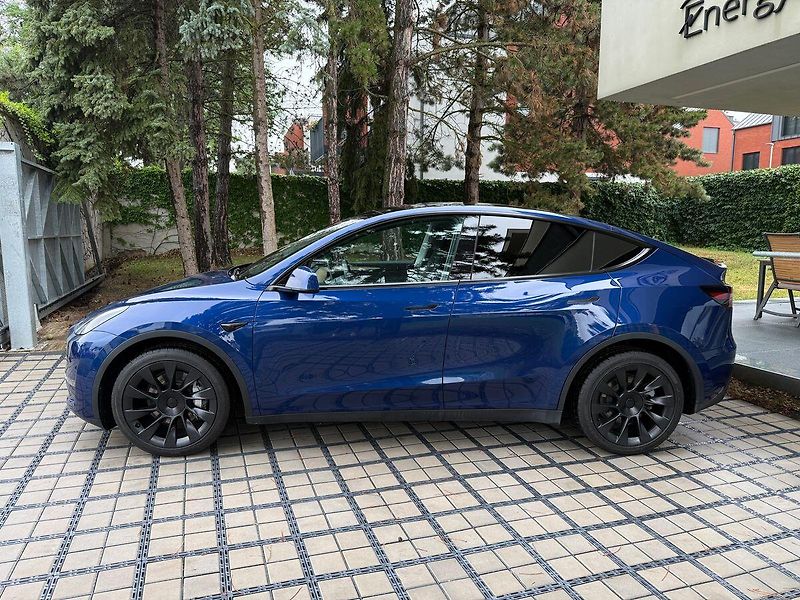 Tesla Model Y Long Range AWD - fotka 3 z 41