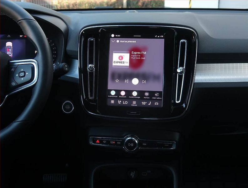 Volvo XC40 (2022) B4 - fotka 12 z 21