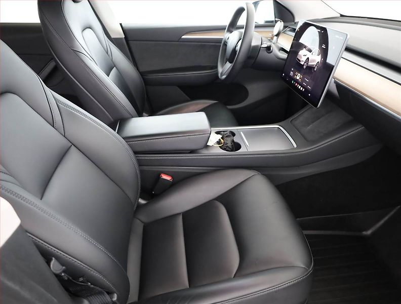 Tesla Model Y (2022) Long Range AWD 75kWh, SoH 97% - fotka 7 z 19