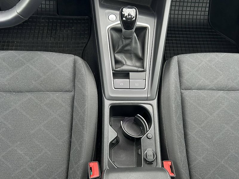 Volkswagen Golf Life 1,0TSi - fotka 9 z 22