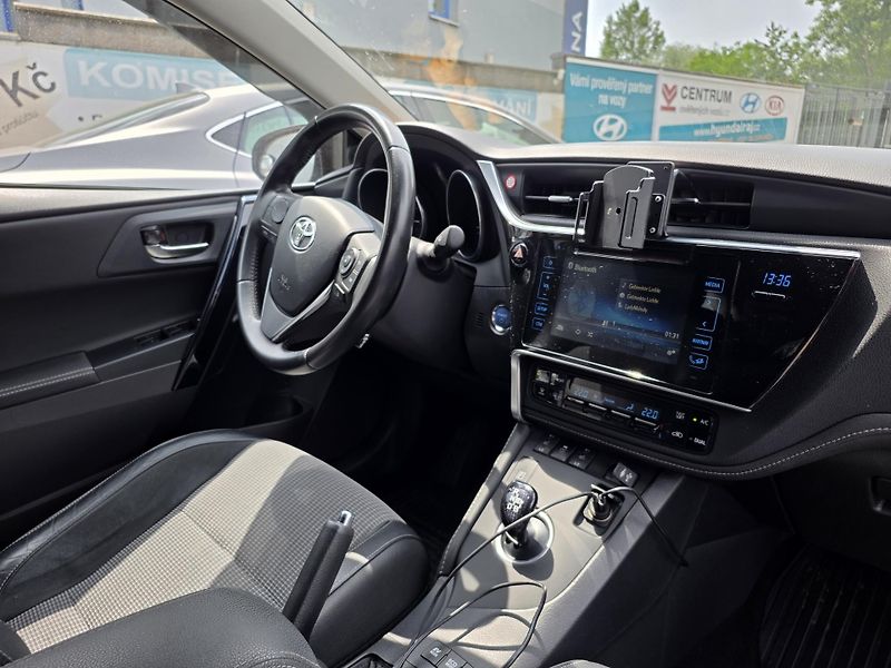 Toyota Auris 1.8-HYBRID-1. MAJ.-AUTOMAT - fotka 7 z 13