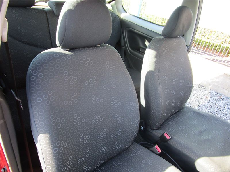 Toyota Yaris 1.0VVT-i Terra KLIMA - fotka 18 z 35