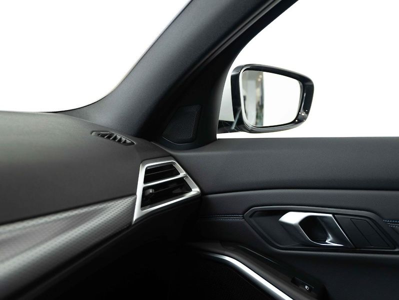 BMW Řada 3 330i xDrive Touring - fotka 16 z 21