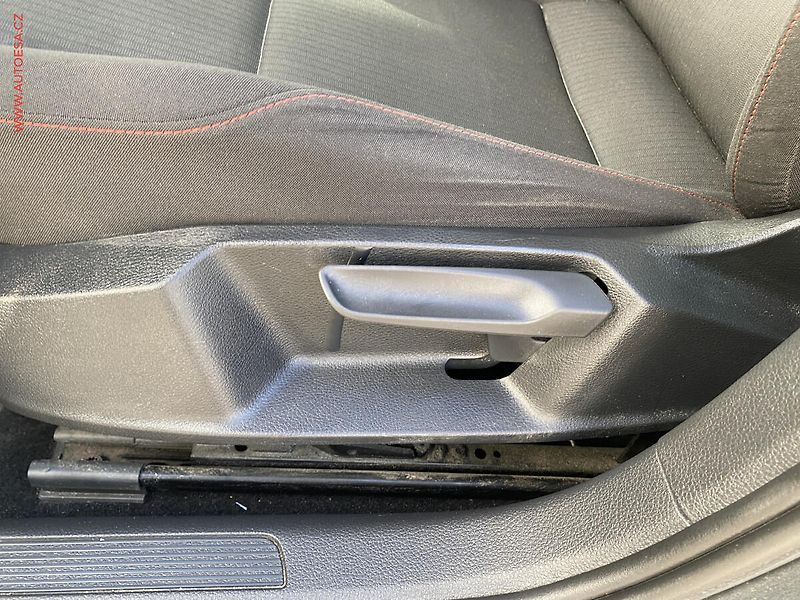 Volkswagen Golf (2018) 1.0 TSi, Sound, navi - fotka 14 z 18