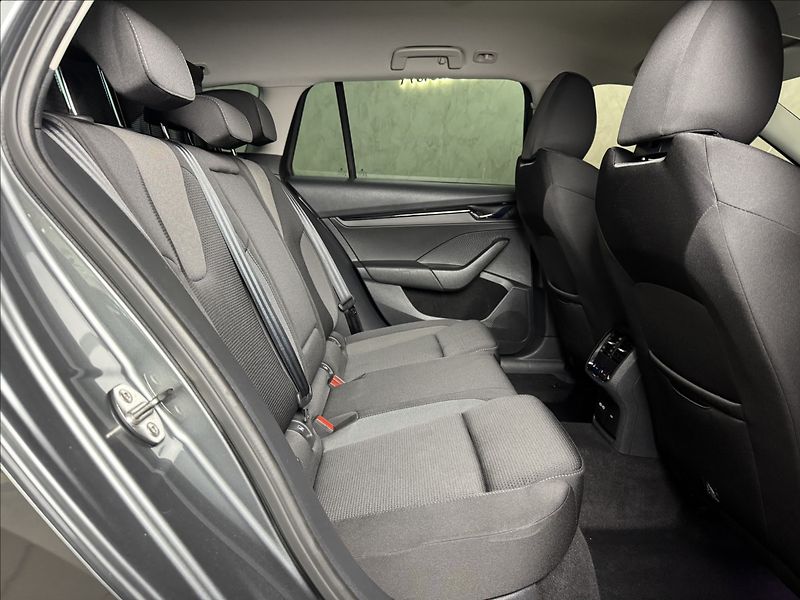 Škoda Octavia 2,0 TDi  DSG Tour Virtual LED - fotka 14 z 44