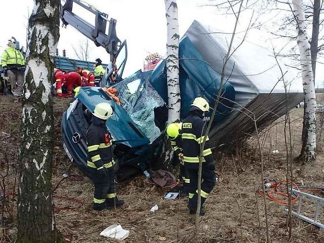 Vítr odhodil náklaďák na strom, pro řidiče letěl vrtulník