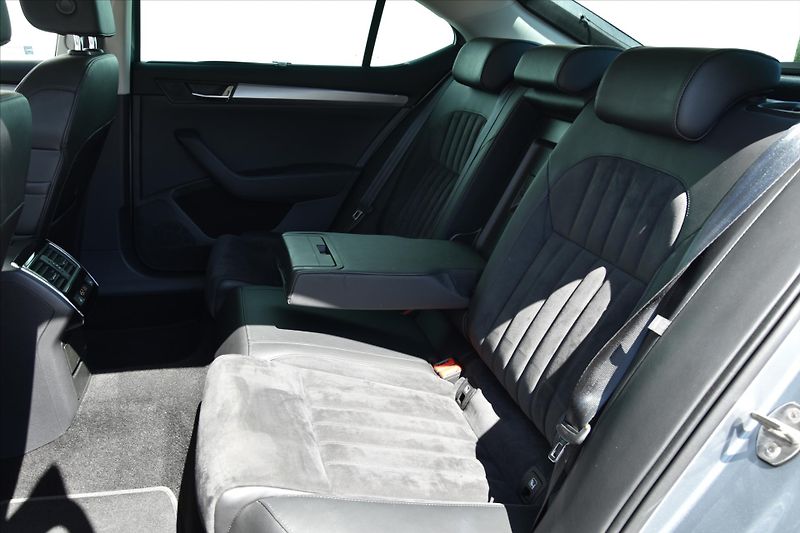 Škoda Superb 2.0 TDI 140kW DSG STYLE ČR - fotka 12 z 32
