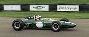 Jackie Stewart řídí Lotus33-Climax na trati pri festivalu v Goodwoodu 2013.