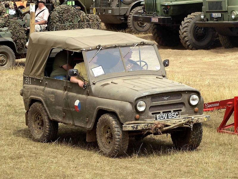 UAZ-469, vojenský terénní automobil, který získal pověst nezničitelného dříče.