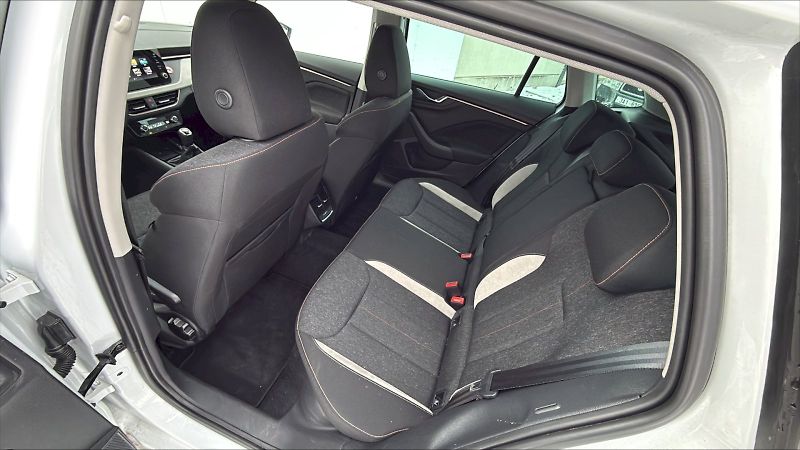 Škoda Kamiq (2024) Top Selection 1,0 TSI 85 kW 6- - fotka 15 z 22