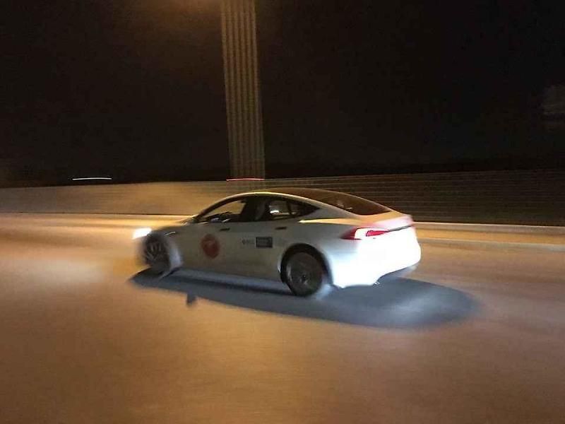 Rekordně dlouhá jízda elektromobilu Tesla.