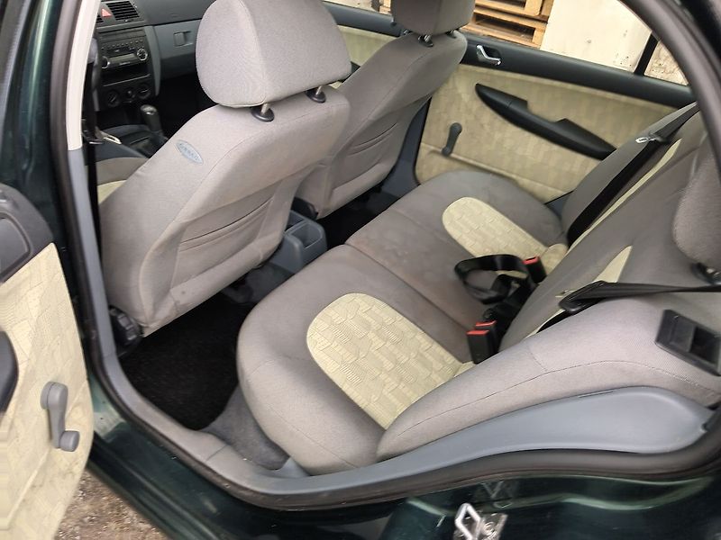 Škoda Fabia 1.4 MPI Comfort - fotka 14 z 26