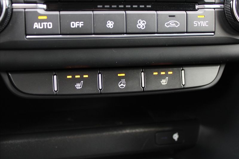 Kia Ceed 1,4 T-GDI  ČR,1.MAJ,EXCLUSIVE - fotka 17 z 33