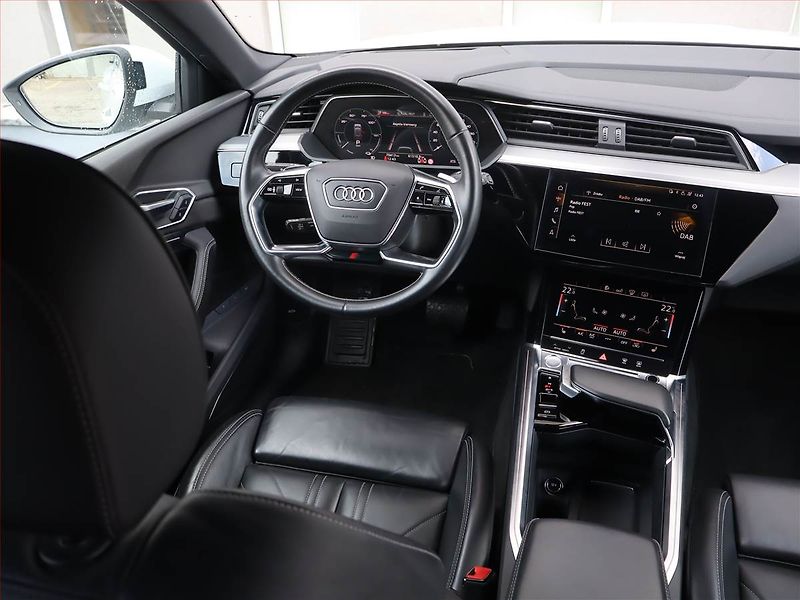 Audi e-tron (2020) S-Line 50 quattro - fotka 7 z 27