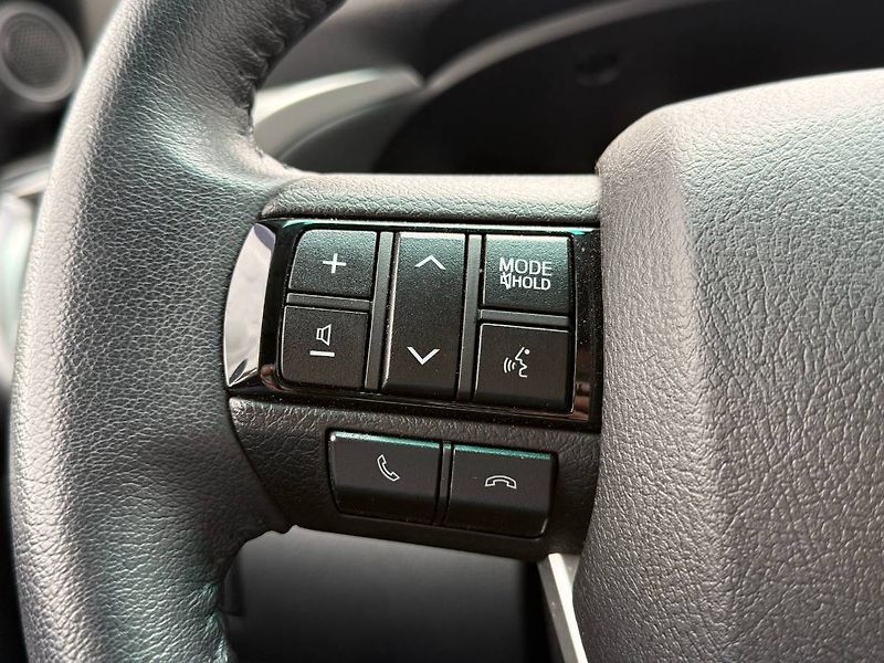 Toyota Hilux (2024) 2.8 D-4D 150 kW Executive 4x4 - fotka 19 z 25