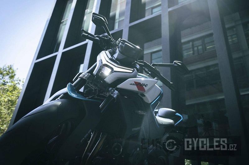 CFMOTO 450 NK (2026) - fotka 19 z 20
