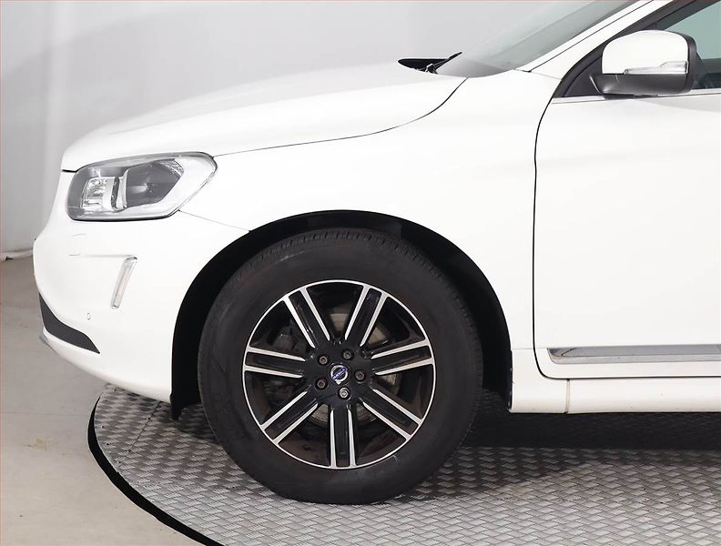 Volvo XC60 (2017) D4, Automat, Kůže, Navi - fotka 15 z 19