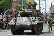 Plzní projel Konvoj svobody. Stovky kusů historické vojenské techniky v neděli projely z Bor do centra města. Ulice lemovaly tisíce diváků