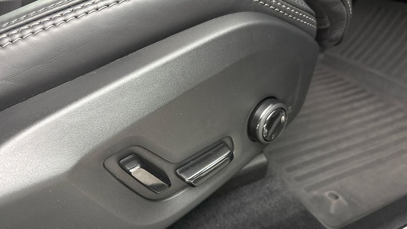 Volvo XC60 2.0 B4 AUT AWD Plus Dark - fotka 23 z 32