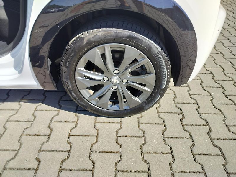 Peugeot 208 e, navigace - fotka 25 z 27