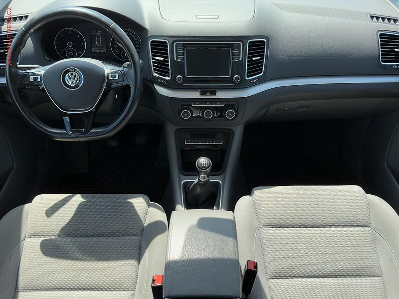 Volkswagen Sharan (2015) 2.0 TDi, AC, výhřev sed - fotka 7 z 19