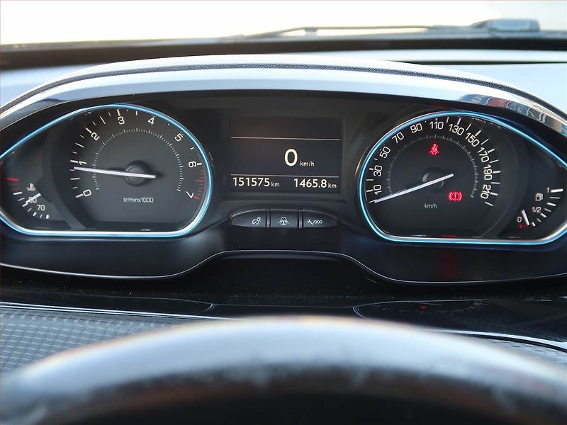 Peugeot 2008 (2015) 1.2 PureTech, Navi, Tempomat - fotka 11 z 17