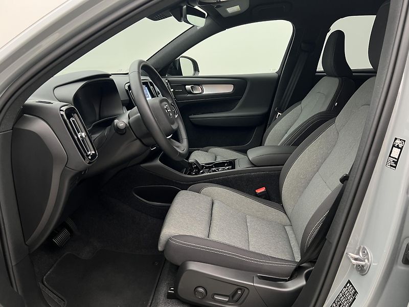 Volvo XC40 B3 DARK PLUS AUT CZ 1. maj. - fotka 3 z 45