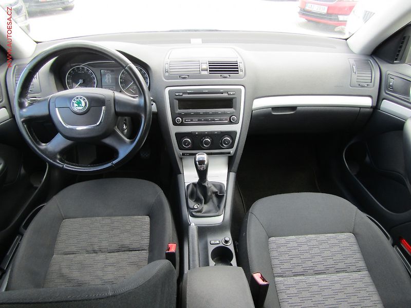 Škoda Octavia (2012) 1.6TDi, ČR, AC, výhřev sed - fotka 8 z 15