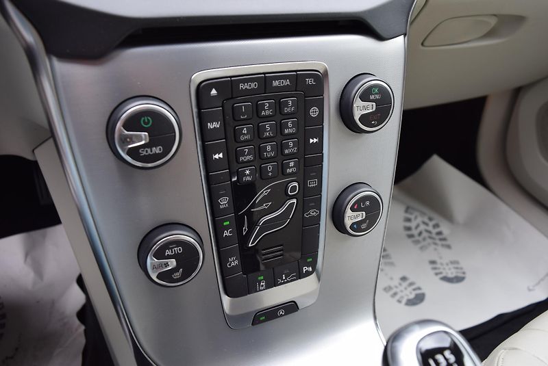 Volvo V40 (2016) 2.0i T2 90kw INSCRIPTION MANUÁ - fotka 25 z 48