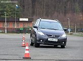 I přes vyšší stavbu si Mazda 5 jízdními vlastnostmi nezadá s běžnými osobními auty.