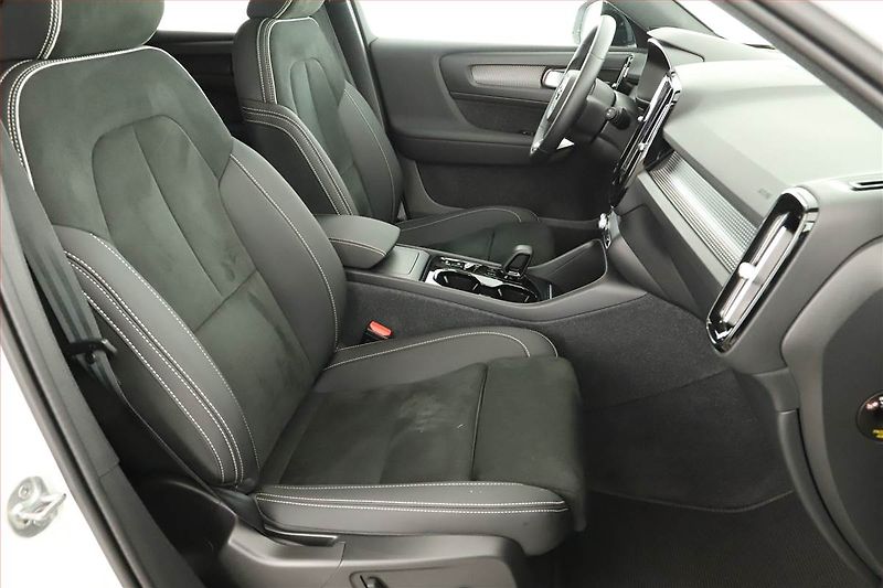 Volvo XC40 (2023) B3 - fotka 16 z 18