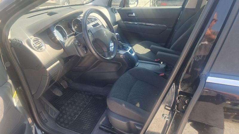 Peugeot 5008 1,6 HDI - fotka 7 z 10
