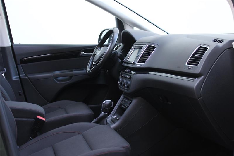 Volkswagen Sharan 2.0 TDI / 135kW / DSG / SOUND - fotka 31 z 49