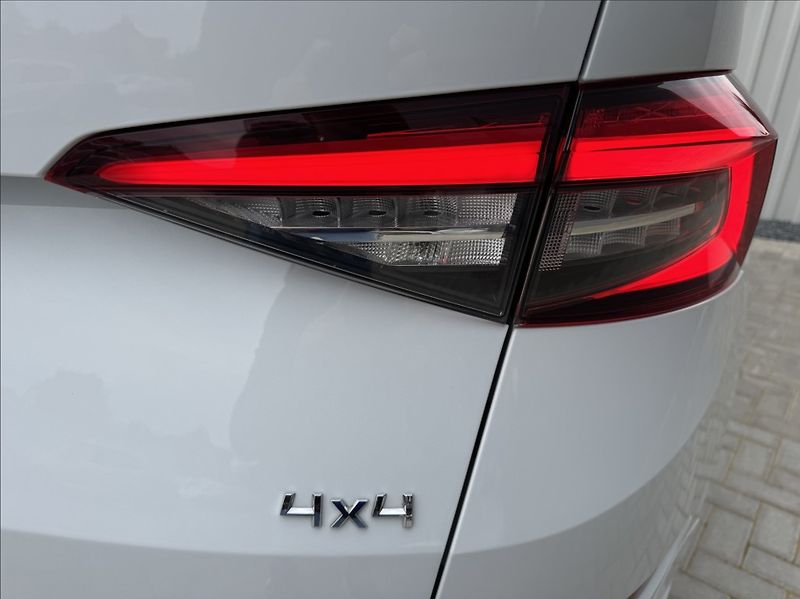 Škoda Kodiaq 2,0 TDI DSG 4X4 SPORTLINE 7mís - fotka 16 z 50