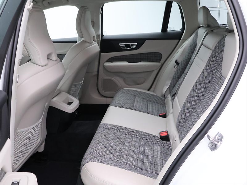Volvo V60 2,0 D3 110kW Drive-E Momentum - fotka 13 z 30