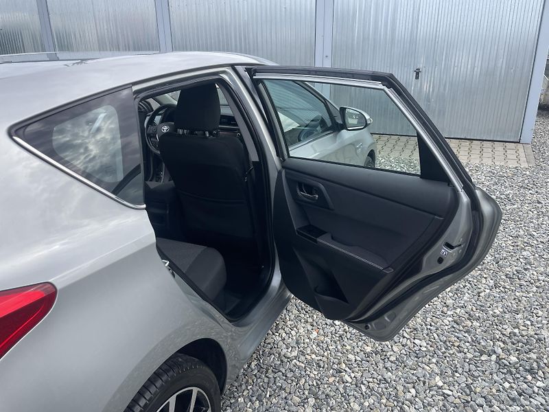 Toyota Auris 1.8i 16v HYBRID AUT SERVIS TOP - fotka 119 z 172