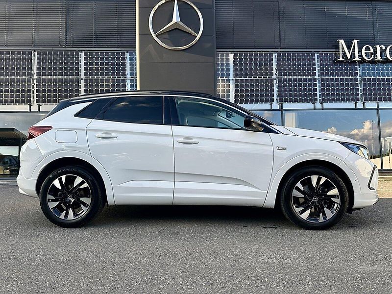 Opel Grandland (2022) ULTIMATE 1,2 Turbo AT8 - fotka 2 z 26