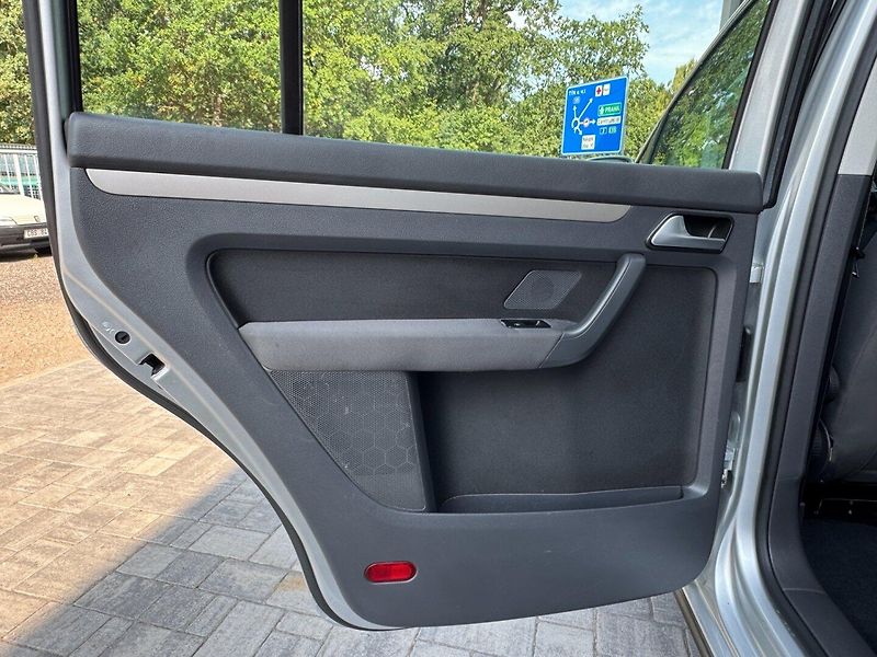 Volkswagen Touran (2008) 1.9 TDi, DUAL KLIMA, TAŽNÉ - fotka 10 z 33
