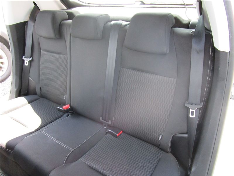 Peugeot 208 1.2i Klima, Navi - fotka 28 z 38