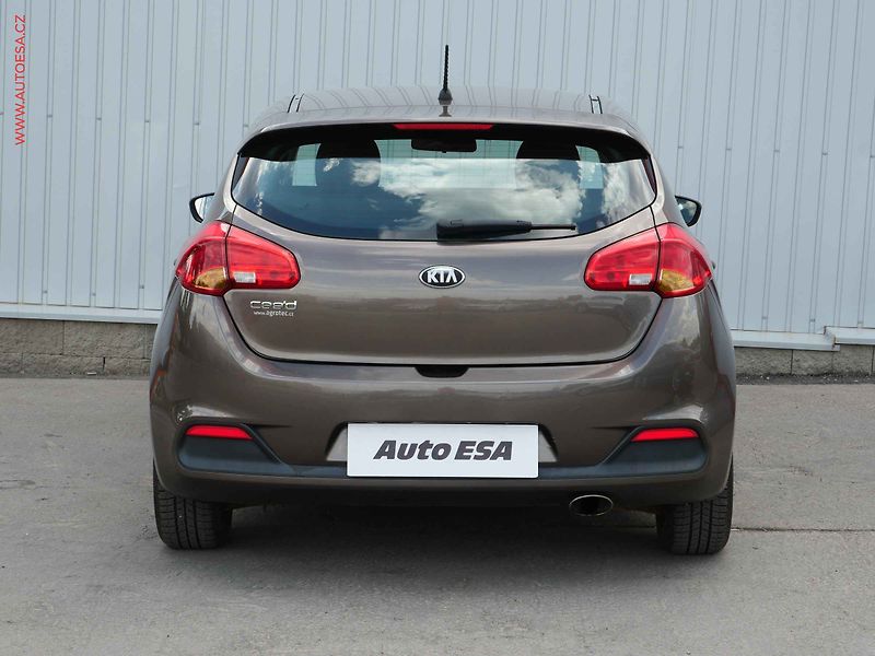 Kia Ceed (2012) 1.4i, ČR, AC, tempo - fotka 5 z 16