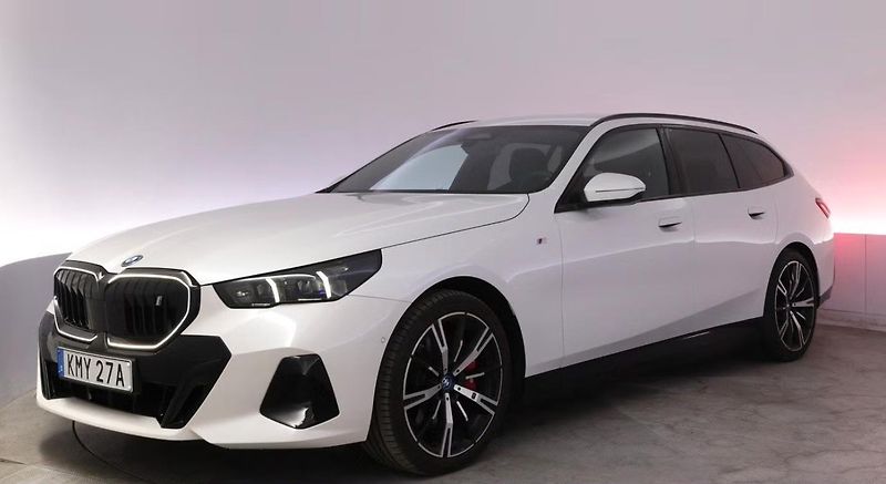 BMW i5 xDrive40 Touring M SoH 93% Kam - fotka 1 z 26