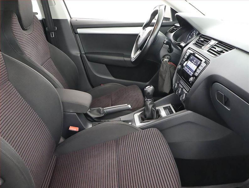 Škoda Octavia (2014) 1.6 TDI, Serv.kniha, Tempomat - fotka 9 z 17