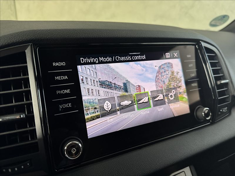 Škoda Karoq 2,0 TDi  Sportline LED Virtual - fotka 34 z 47